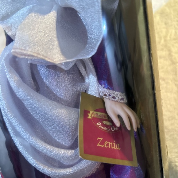 Porcelain Doll Collectable Memories Queen Zenia - Picture 7 of 7